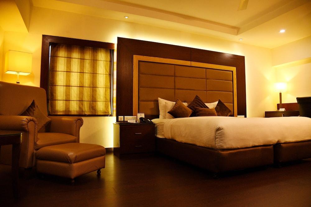 Hotel Royal Cliff Kanpur Dış mekan fotoğraf