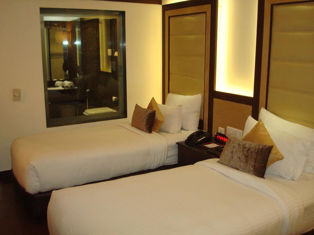 Hotel Royal Cliff Kanpur Dış mekan fotoğraf